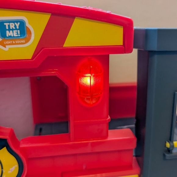 Kid Connection Fire Station, Vehicles and Accessories - Picture 9 of 10